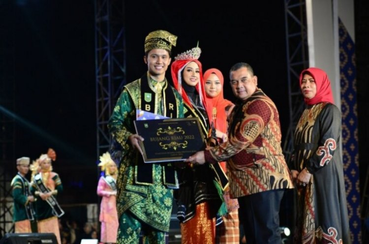 Haris Ilham Rahadi Mahasiswa Ilmu Komunikasi UIR Terpilih Menjadi Bujang Riau 2022