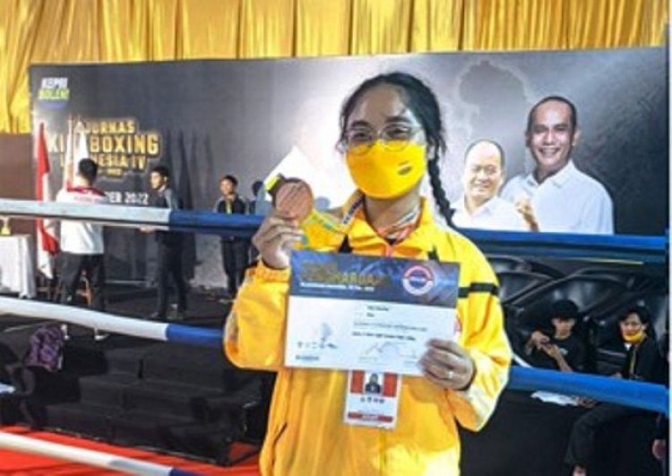Dian Kharima Mahasiswa Polbeng Raih Medali di Kejurnas Kick Boxing Batam