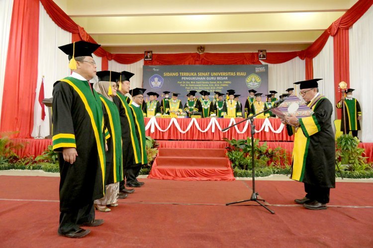 Kukuhkan Empat Guru Besar, Unri Sudah Miliki 86 Guru Besar