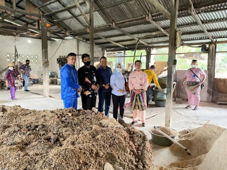 Zulkifli Mahasiswa Magister Manajemen UIR Rintis Usaha Pakan Ikan Omset Ratusan Juta Perbulan