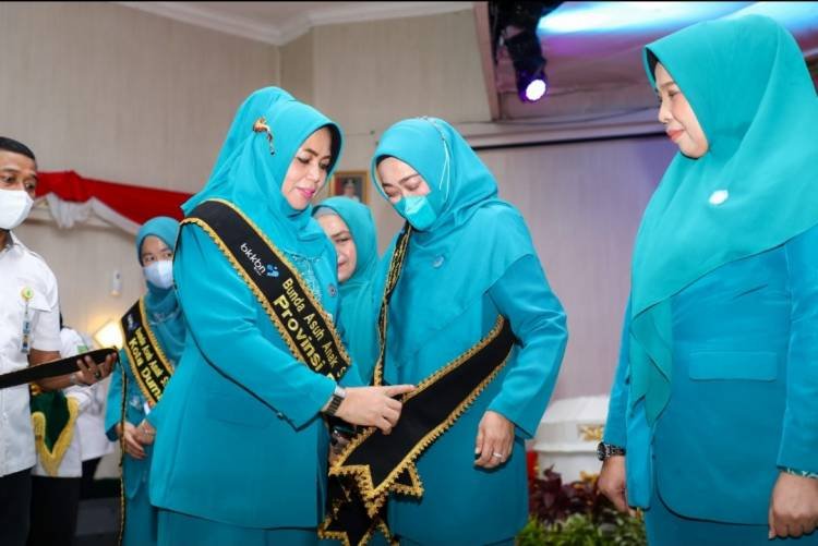 Rasidah Alfedri Dilantik Menjadi Bunda Asuh Anak Stunting Siak