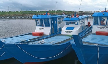 Politeknik Negeri Bengkalis Serahkan Kapal Perikanan Fiberglass 4GT dan 5GT