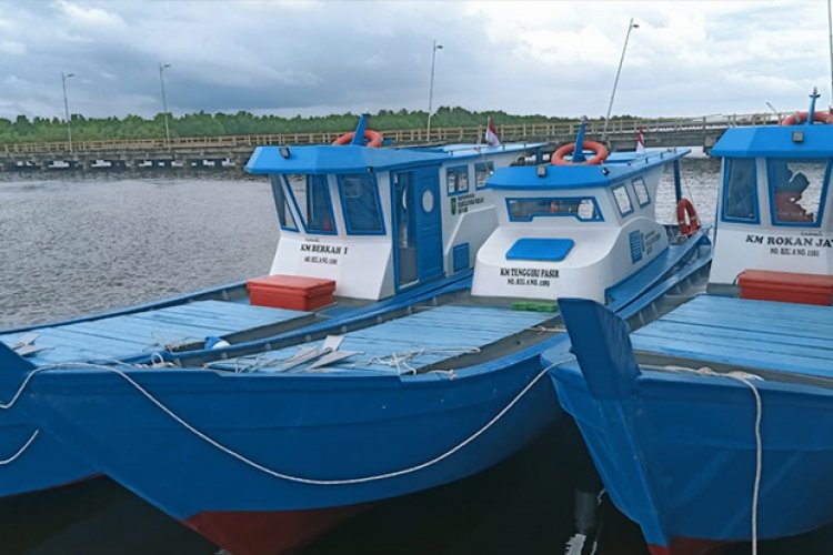 Politeknik Negeri Bengkalis Serahkan Kapal Perikanan Fiberglass 4GT dan 5GT