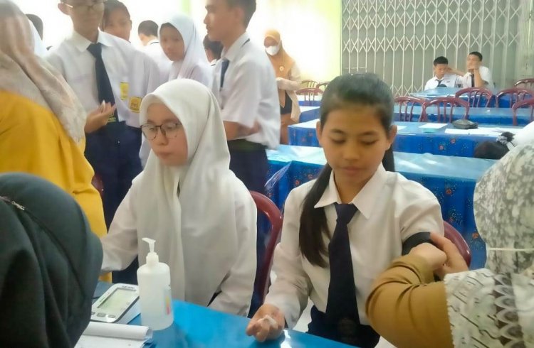 Antisipasi Penyakit Menular, Pelajar SMPN 14 Pekanbaru Periksa Kesehatan Sejak Dini