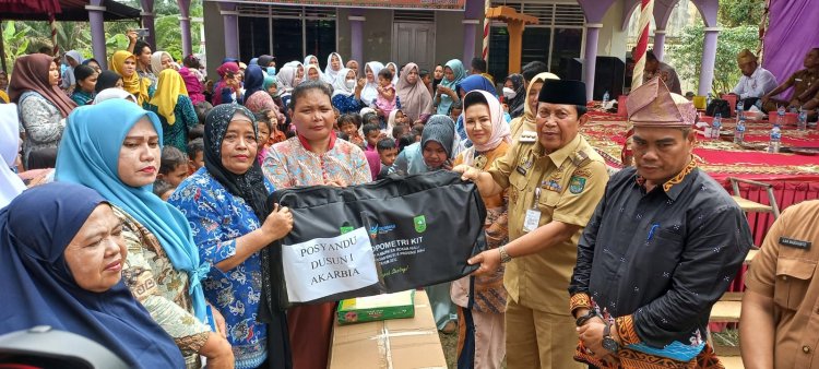 Wujudkan Generasi Cerdas, Bunda PAUD Rohul Berbagi Makanan Tambahan dan APE BKB