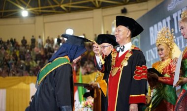 Raih IPK 3,98, Delni Afrita Jadi Pemuncak Wisuda Universitas Islam Riau