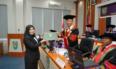 Meni Warlia Lulus Program Doktor Ilmu Hukum Universitas Islam Riau dengan IPK 3,97