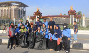 Mahasiswa dan Dosen Unilak Gelar Aksi Keliling Angkut Sampah di Car Free Day Pekanbaru