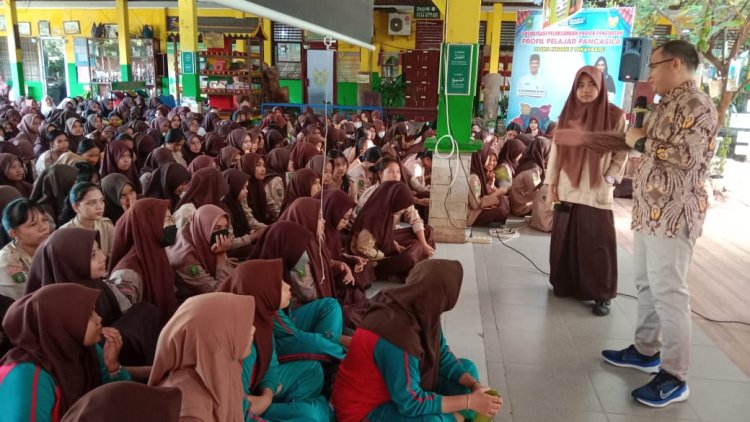 Motivasi Siswa untuk Kuliah, Rektor Unilak Hadir di SMA 7 Pekanbaru