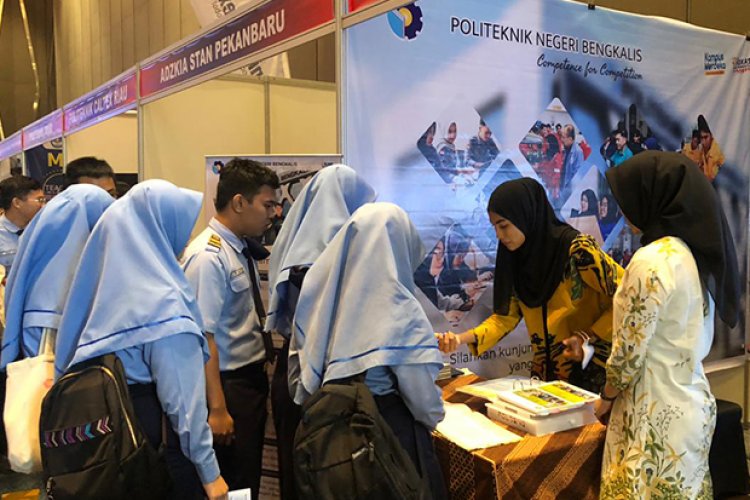 Stand Polbeng di Sumatra Education dan Techno Expo Ramai Dikunjungi Siswa
