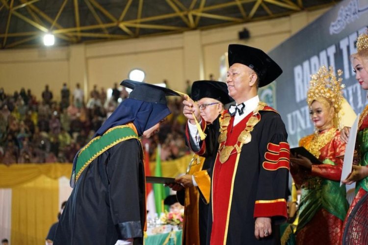 Raih IPK 3,98, Delni Afrita Jadi Pemuncak Wisuda Universitas Islam Riau