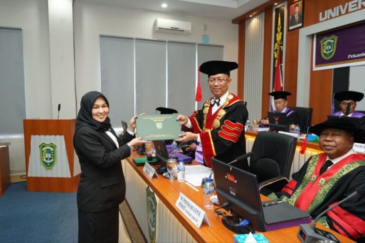 Meni Warlia Lulus Program Doktor Ilmu Hukum Universitas Islam Riau dengan IPK 3,97