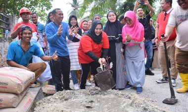 Kasmarni Ikut Goro Bersama Masyarakat Kelurahan Pematang Pudu, Rela Aduk Semen