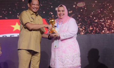 Komitmen Beri Layanan Kesehatan untuk Masyarakat, Bupati Bengkalis Terima Penghargaan UHC Award 2023 dari Kemenko PMK 