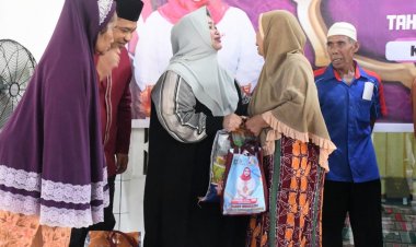 Bupati Bengkalis Safari Ramadhan di Kecamatan Pinggir, Serahkan Santunan