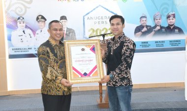 PWI Bengkalis Anugerahi Penghargaan Kepada Bupati, Wabup Hingga Perangkat Daerah