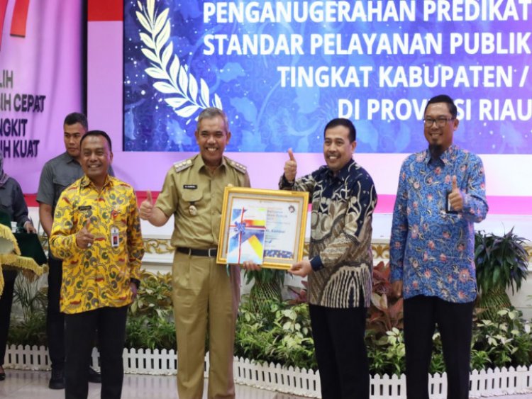 Pj Bupati Kampar Kamsol Terima Penghargaan Kepatuhan Standar Pelayanan Publik Ombudsman RI