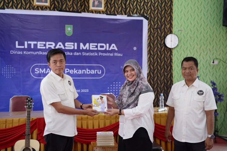 Edukasi Siswa Tentang Media Sosial, Diskominfotik Riau Gelar Literasi Media ke SMAN 4 Pekanbaru