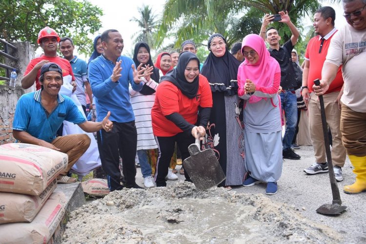 Kasmarni Ikut Goro Bersama Masyarakat Kelurahan Pematang Pudu, Rela Aduk Semen