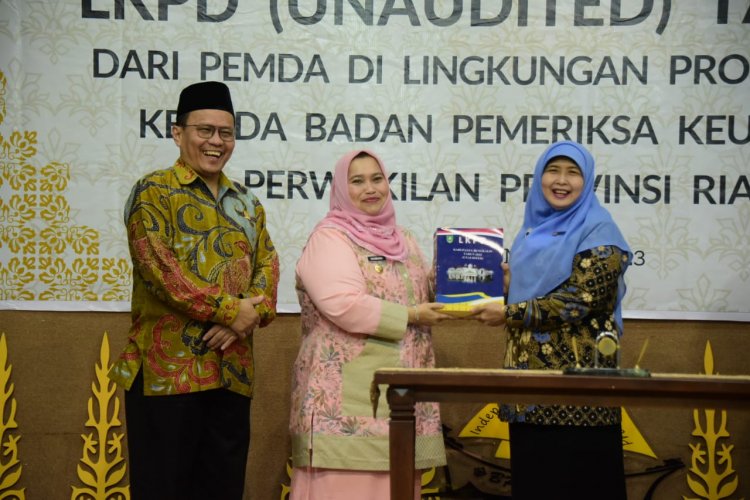 Pertanggungjawabkan Pengelolaan Keuangan Daerah, Bupati Bengkalis Serahkan LKPD Unaudited TA 2022 Kepada BPK