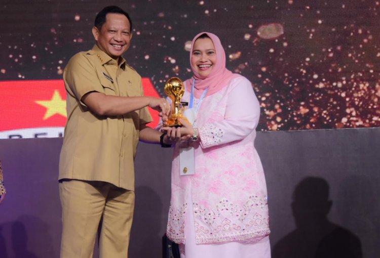 Komitmen Beri Layanan Kesehatan untuk Masyarakat, Bupati Bengkalis Terima Penghargaan UHC Award 2023 dari Kemenko PMK