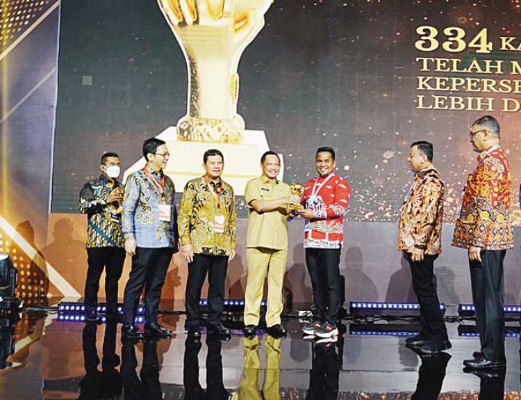 Bikin 97,7 Masyarakat Dapat Jaminan Kesehatan,  Pemkab Pelalawan Dapat Penghargaan UHC