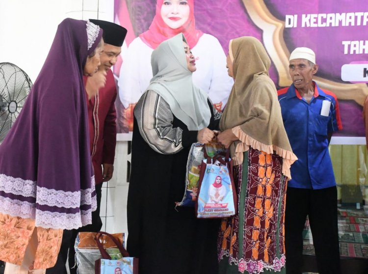 Bupati Bengkalis Safari Ramadhan di Kecamatan Pinggir, Serahkan Santunan