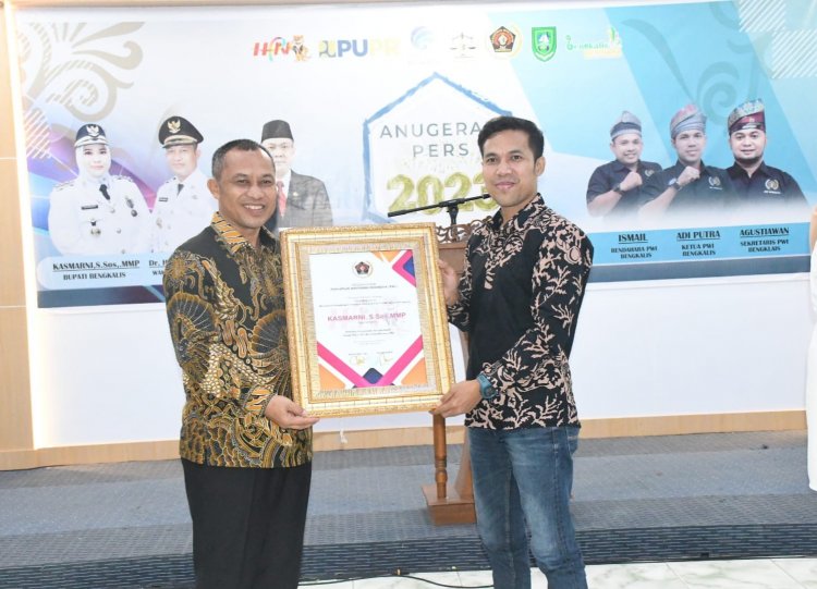 PWI Bengkalis Anugerahi Penghargaan Kepada Bupati, Wabup Hingga Perangkat Daerah