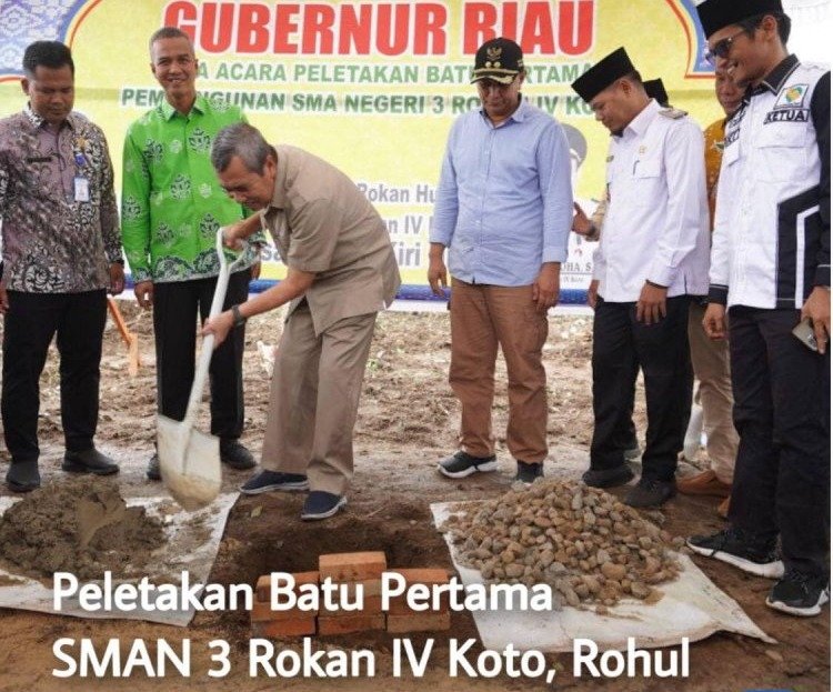 Wabup Rohul Dampingi Gubri Letakkan Batu Pertama Pembangunan SMAN 3 Rokan IV Koto