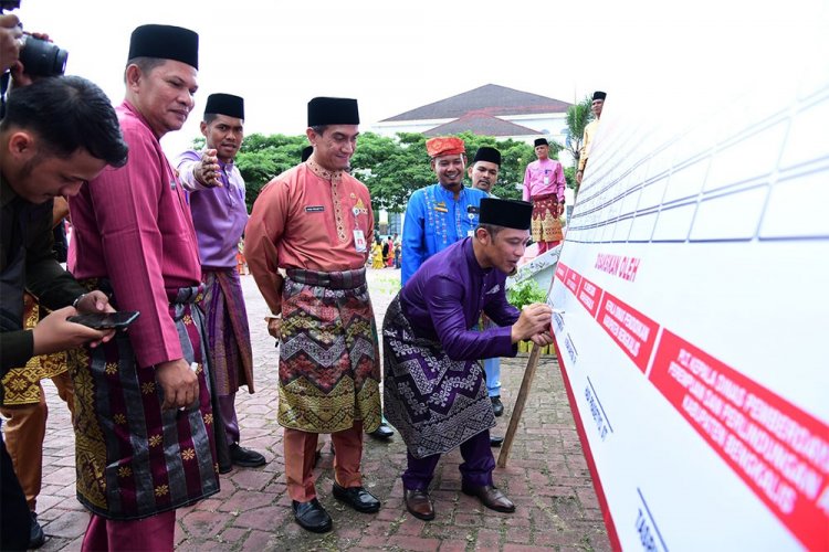 Ramai-ramai menandatangani Baleho Dukungan Sekolah Ramah Anak Bengkalis, Wabup: Sekolah Harus Nyaman