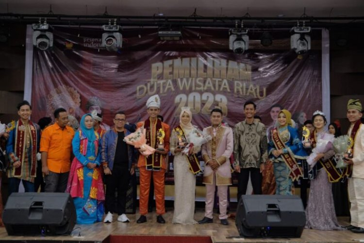 Kurnia Julianti dan Rehan Prayoga Mahasiswa UIR Dinobatkan Jadi Duta Wisata Riau 2023