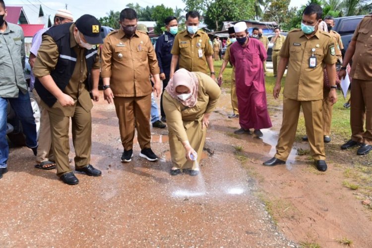Tingkatkan Pelananan Publik, Kasmarni Perioritaskan Perbaiki Jalan Rusak