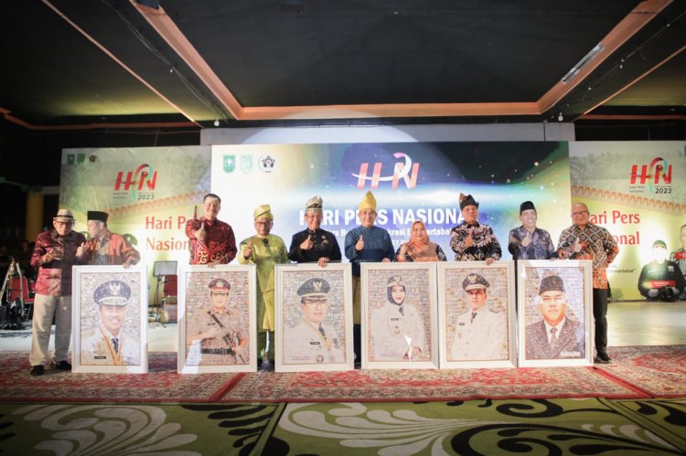 Bupati Bengkalis Terima PWI Awards Sempena HPN dan HUT PWI