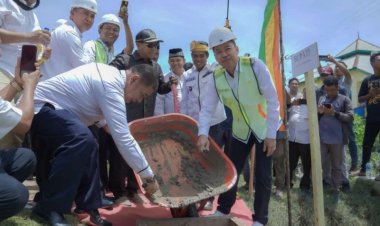 Bupati Rohil Kunker ke Sinaboi, Letakkan Batu Pertama Pembangunan Jembatan dan Resmikan Kantor Lurah