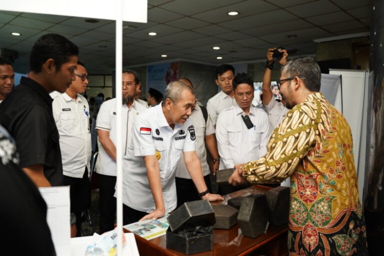 Dedikarni Dosen Prodi Teknik Mesin UIR Ciptakan Mesin Pengolah Limbah Plastik Jadi Paving Block
