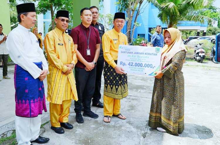 Serahkan Santunan BPJS Kepada Ahli Waris Pegawai Satpol PP, Bupati Rohil Berjanji Asuransikan Pegawai Honor
