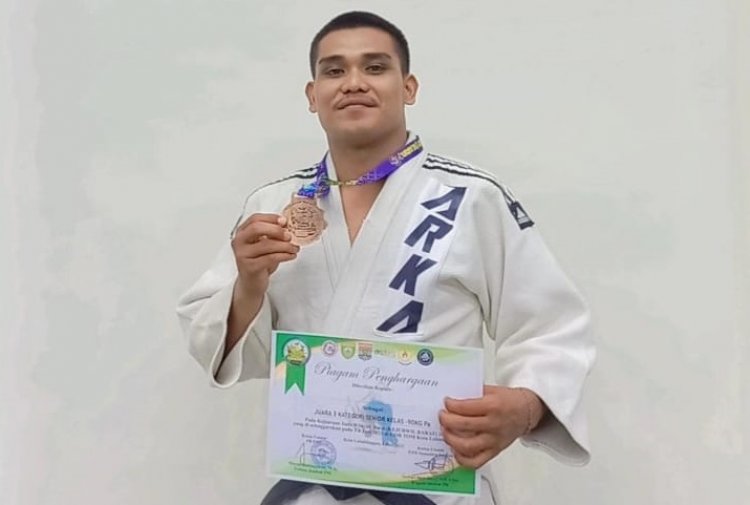 Yosua Handika Mahasiswa Fakultas Hukum Unilak Raih Juara Tiga Kejuaraan Judo Wilayah Barat