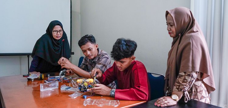 Dosen Teknologi Rekayasa Mekatronika PCR Dampingi Siswa SLB untuk Lomba Robotic Nasional