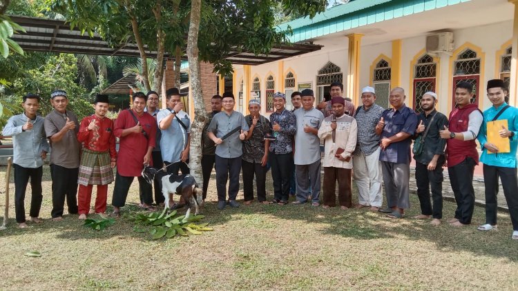 Pusat Studi Halal Unilak dan Pengurus Masjid Al Fatah Ajarkan Cara Penyembelihan Hewan Kurban Sesuai Syariat Islam
