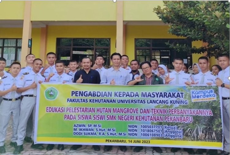 TIM PKM Fahutan Unilak Edukasi Pelestarian Hutan Mangrove di SMK Negeri Kehutanan Pekanbaru