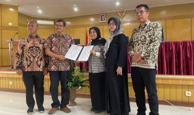 Anas Puri Dosen Fakultas Teknik UIR Terima SK Professor dari LLDIKTI Wilayah X