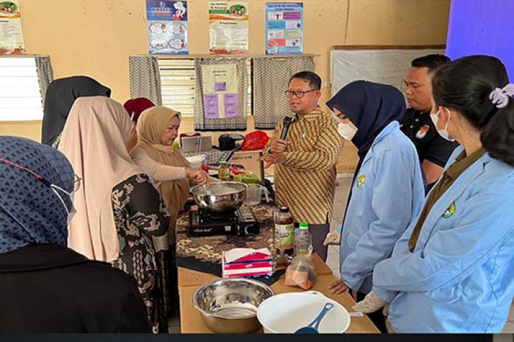 Mahasiswa Kukerta UNRI Membuat Eco-enzyme dari Sampah Jadi Bahan Sabun dan Pupuk