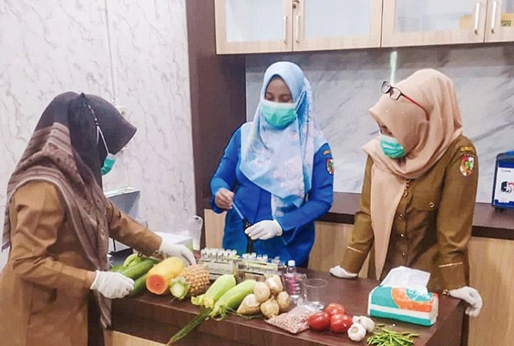 Disketapang Pekanbaru Uji Residu Komoditas Pangan Asal Tumbuhan di Pasar Sail