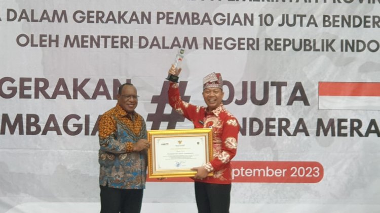 Sukseskan Bagi 10 Juta Bendera, Sekdako Pekanbaru Indra Pomi Nasution Terima Penghargaan dari Kemendagri