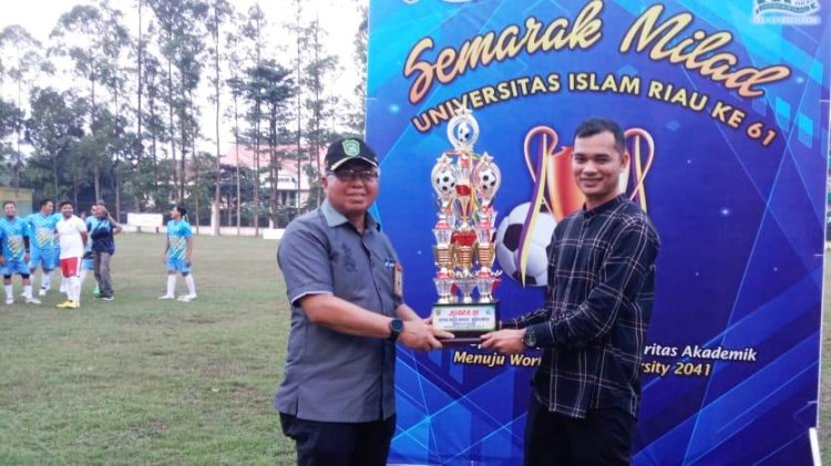 Tim Unilak Raih Juara Tiga Turnamen Sepak Bola Milad UIR ke-61