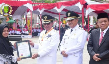 Wakil Ketua DPRD Inhil Bacakan Teks Proklamasi di Upacara Peringatan HUT RI ke-78