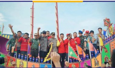 Disaksikan Puluhan Ribu Wisatawan, Ritual Kapal Tongkang Rohil Penentu Ekonomi