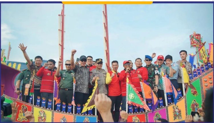 Disaksikan Puluhan Ribu Wisatawan, Ritual Kapal Tongkang Rohil Penentu Ekonomi