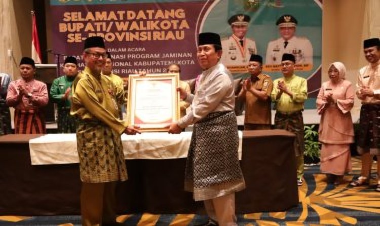 Komitmen Turunkan Angka Stunting, Bupati Rohul Terima Penghargaan Dari Gubri
