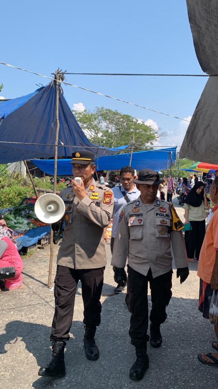 Kapolsek Bukit Batu AKP Rifendi Cooling System Jelang Pemilu 2024 Turun ke Pasar Baru Pakning